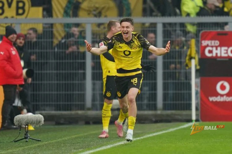 Niko Kovac chúc mừng Luca Reggiani (18) với bàn thắng kỷ lục tại Bundesliga: “Cậu ấy xứng đáng được đãi bánh donut!”