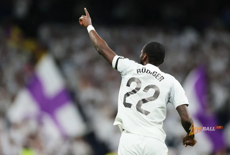 Real Madrid chuẩn bị cho cuộc đối đầu với Manchester City bằng chiến thắng dễ dàng trước Elche tại Bernabeu