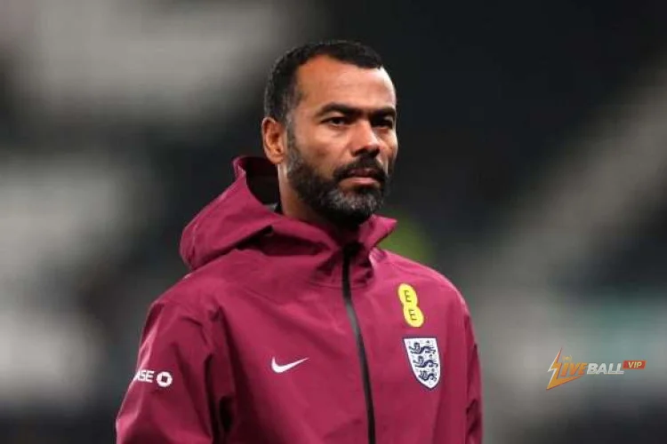 Cựu sao Chelsea Ashley Cole nhận chức HLV trưởng tại Cesena