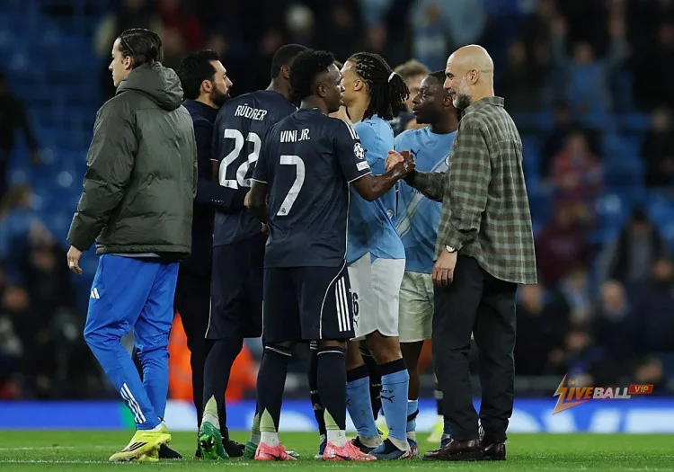 XEM: Alvaro Arbeloa kéo Antonio Rudiger ra khỏi Pep Guardiola