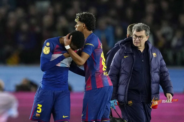Barcelona draw up three-man shortlist to replace Alejandro Balde