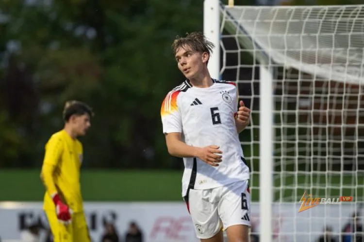 Bayer Leverkusen tiến gần đến chiến thắng trong cuộc đua giành thần đồng Hertha Kennet Eichhorn (16)