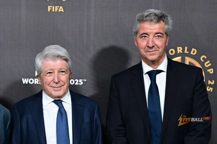 CEO Atletico Madrid “xấu hổ” vì tranh cãi thẻ đỏ của Barcelona