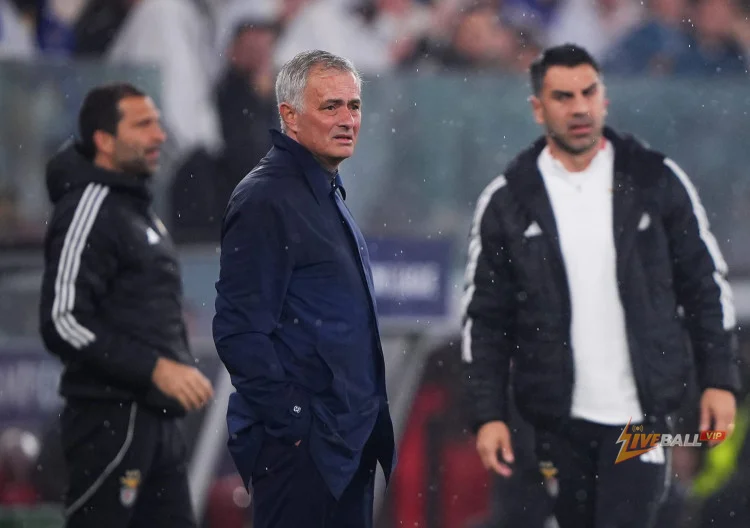 Jose Mourinho yêu cầu Real Madrid chiêu mộ siêu sao của Manchester City vào mùa hè này.
