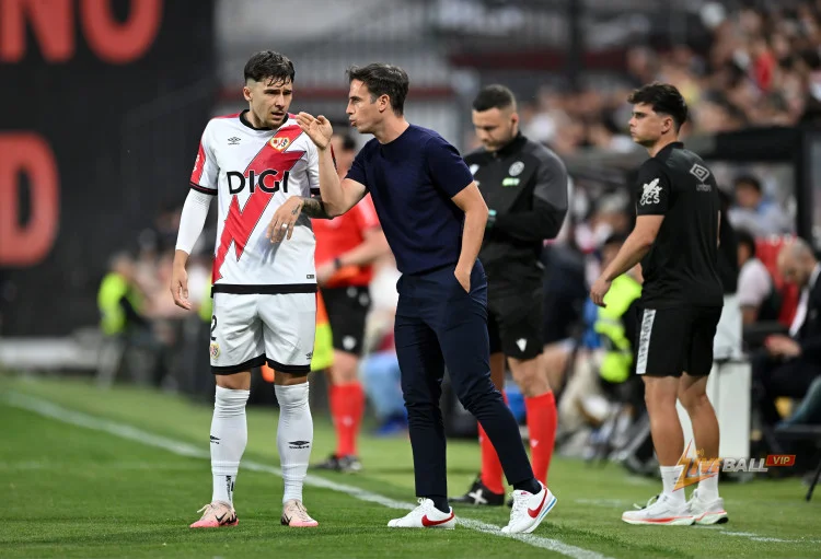 Các cầu thủ Rayo Vallecano đã ứng tiền để giúp đỡ người hâm mộ sau vụ lừa đảo tại chung kết Conference League.