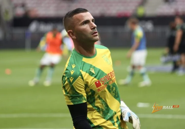 Angers nhắm đến cầu thủ tự do Anthony Lopes như một bản hợp đồng mùa hè.