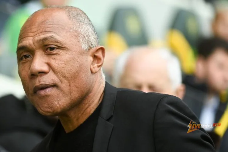 Antoine Kombouaré đối mặt với tương lai không chắc chắn tại Paris FC.