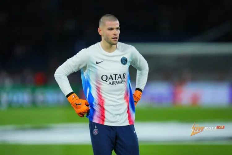 Tottenham hỏi mua Lucas Chevalier.
