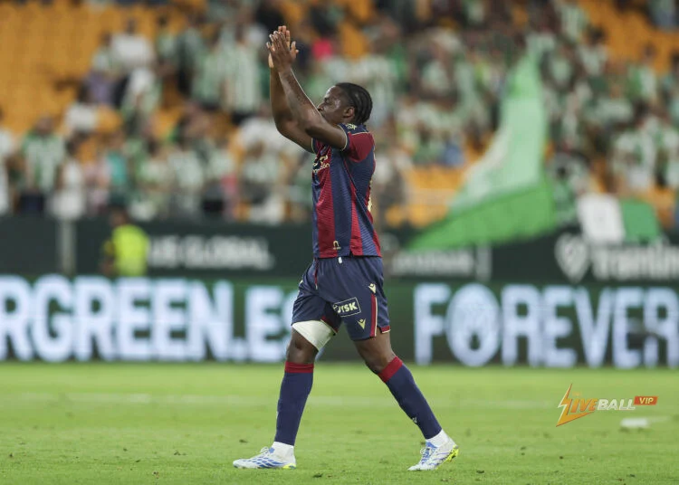 Ipswich Town có nguy cơ mất Karl Etta Eyong khi Everton bắt đầu điều tra và Tottenham tham gia cuộc đua.