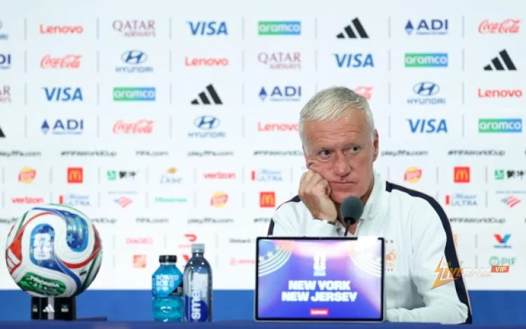 ‘Nó không thay đổi điều gì’ – Didier Deschamps phản ứng trước việc FIFA từ chối yêu cầu của Pháp được đeo băng tay màu đen.