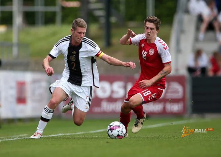AZ Alkmaar đang xem xét tiền vệ của FC Midtjylland như một sự thay thế cho Thom van Bergen.