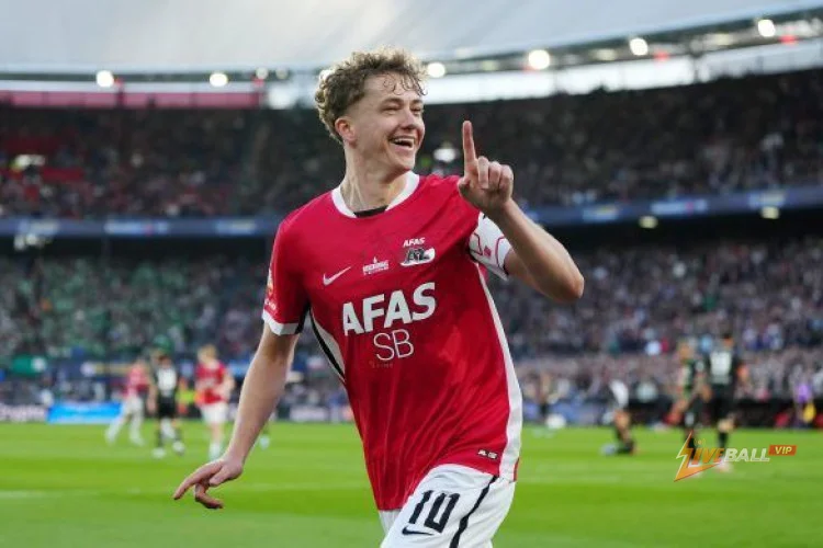 PSV ले AZ Alkmaar का मिडफिल्ड स्टारलाई साइन गरेर उपाधी जोगाउने प्रयासलाई मजबुत बनाउने तयारीमा छ।