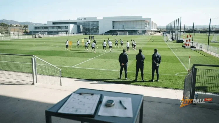 Ban lãnh đạo Real Madrid buộc Mourinho phải giữ Pintus làm huấn luyện viên thể lực.