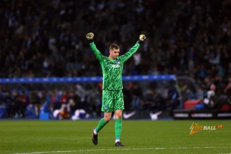 'Tôi không thể chờ đợi để đứng giữa khung thành ở De Kuip': Thủ môn mới của Feyenoord mong chờ được thi đấu ở Eredivisie.