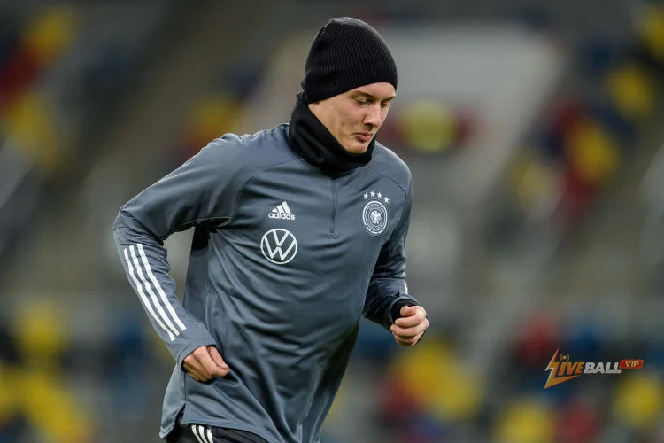 Jurgen Brandt thăm cơ sở đào tạo của Leeds United trong bối cảnh đàm phán cho việc chuyển nhượng mùa hè.