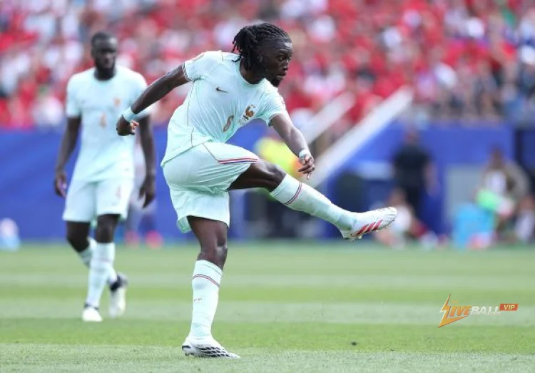 Manchester United coi tiền vệ Manu Koné của AS Roma là mục tiêu chuyển nhượng hàng đầu.