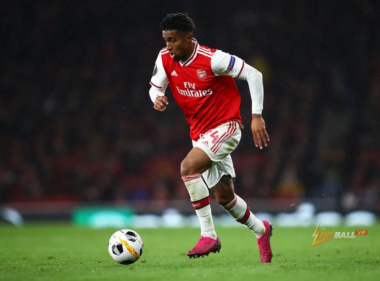 Valencia cạnh tranh với Fulham trong cuộc đua giành Reiss Nelson.