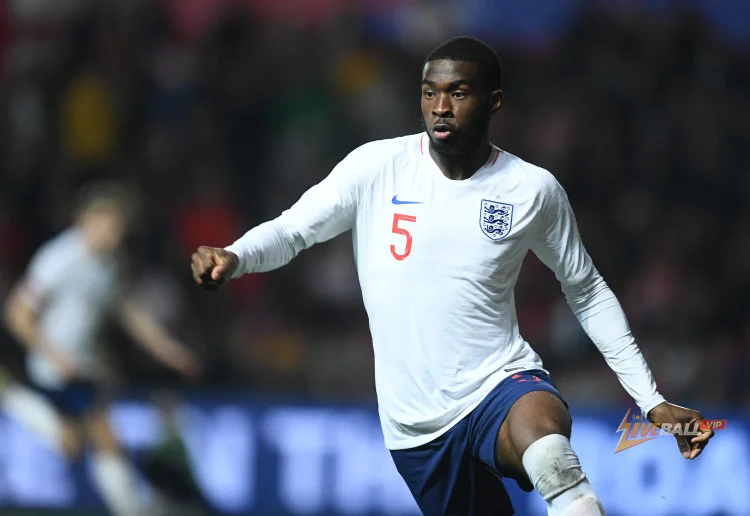 Fikayo Tomori đang chờ đợi lời đề nghị phù hợp giữa những liên kết với Newcastle United và West Ham United.