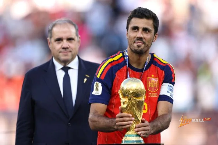 ความสนใจของ PSG ในตัวโรดรี้เป็นการตอบโต้เรอัล มาดริดหรือไม่เมื่อพวกเขาเร่งเซ็นสัญญากับยาน ดิออมาเด้?