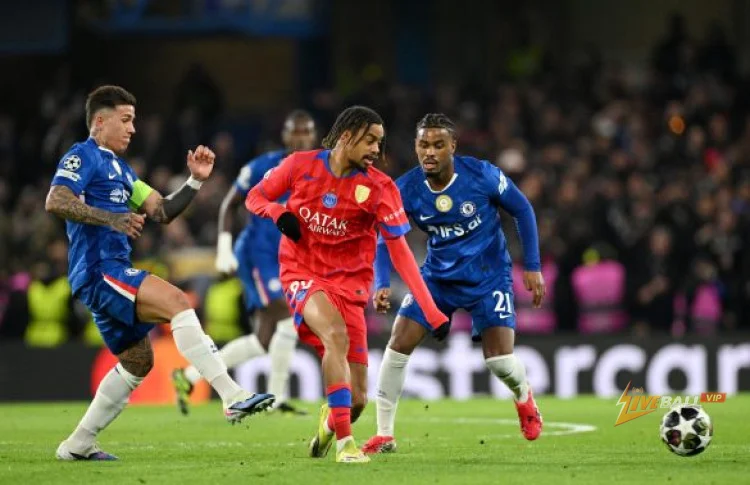 PSG đang sử dụng bản hợp đồng trị giá 136 triệu euro của Morgan Rogers từ Chelsea để xác định giá trị của mục tiêu Liverpool, Bradley Barcola.