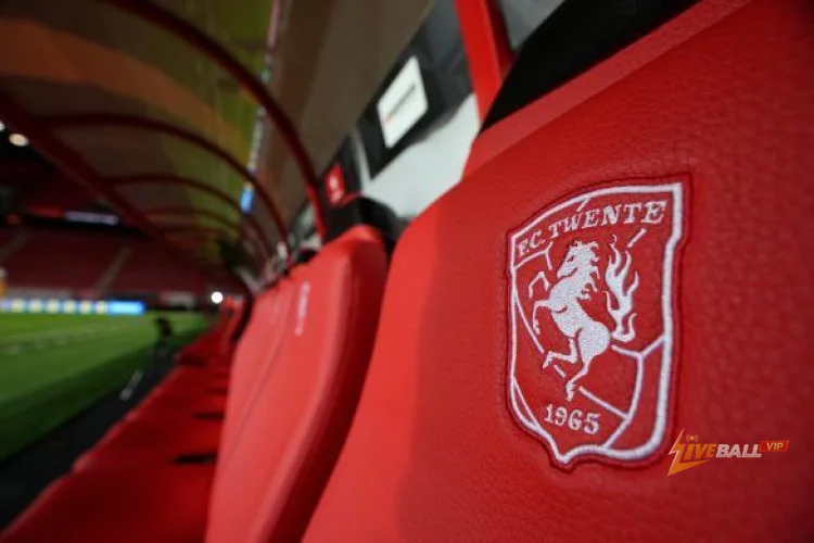 “ไม่เป็นความจริงเลย” ความตึงเครียดเกิดขึ้นเมื่อแคมป์ของ FC Twente ตอบสนองต่อข่าวลือการย้ายทีมของ Van Rooij ไป Ajax