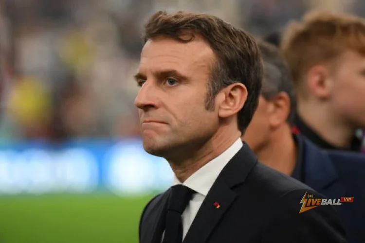 Tổng thống Pháp Emmanuel Macron can thiệp vào cuộc khủng hoảng đang bao trùm chủ tịch FIFA Gianni Infantino.