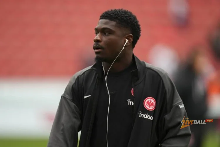 Eintracht Frankfurt và Schalke 04 làm việc để hoàn tất các chi tiết chuyển nhượng của Junior Dina Ebimbe.