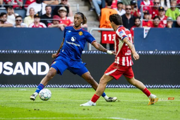 ĐỘC QUYỀN | Mikaël Silvestre về Leny Yoro của Manchester United: 'Cậu ấy cần phải khẳng định bản thân vào một thời điểm nào đó, vậy tại sao không phải là mùa giải này?'