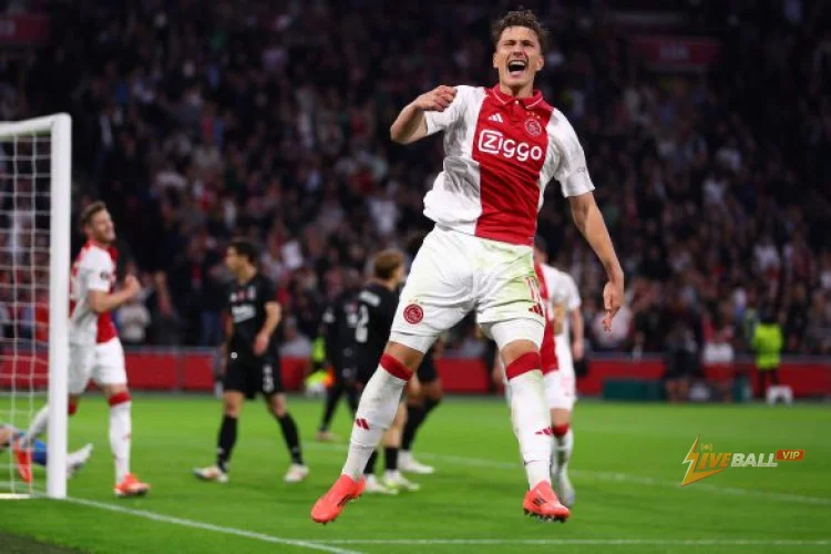 Mika Godts của Ajax xác nhận đã có 'cuộc đàm phán' với PSG về khả năng chuyển nhượng.