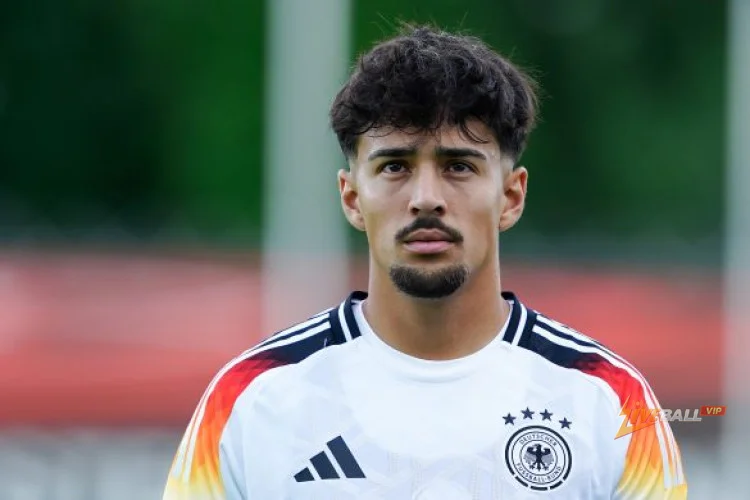 อย่างเป็นทางการ | พาเดอร์บอร์นยืมตัวลอรีน อูลริช (21) จาก VfB สตุ๊ตการ์ท