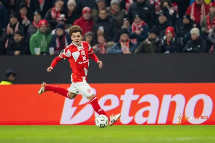 TÍNH NĂNG | Từ việc săn lùng món hời đến động cơ ở hàng tiền vệ: Kaishu Sano của Mainz 05 là ai?