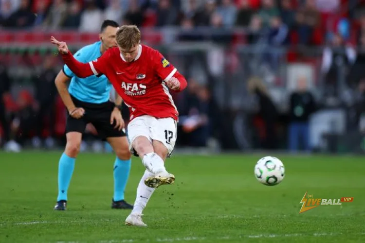 Độc quyền | Isak Jensen của AZ Alkmaar chuẩn bị kiểm tra y tế trước khi cho FC Lorient mượn.