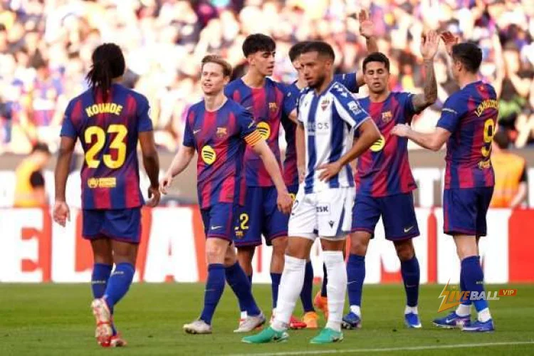 Man City đưa ra quyết định cuối cùng về việc theo đuổi Frenkie de Jong của Barcelona.