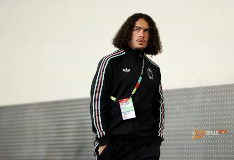 Eintracht Frankfurt เตรียมเซ็นสัญญากับ Lilian Brassier และปล่อยตัว Arthur Theate ออกไป