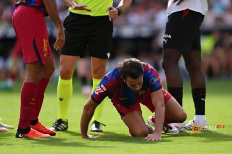Ngôi sao Barcelona buộc phải rời sân trong trận đấu với Valencia.