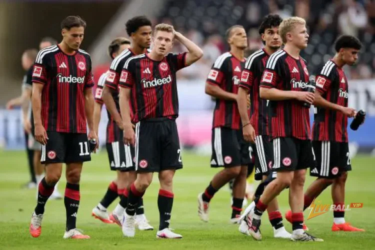 Huấn luyện viên Adi Hütter của Eintracht Frankfurt bảo vệ quy mô đội hình nhỏ và suy nghĩ về việc thay đổi chiến thuật sau thất bại tại Bundesliga.