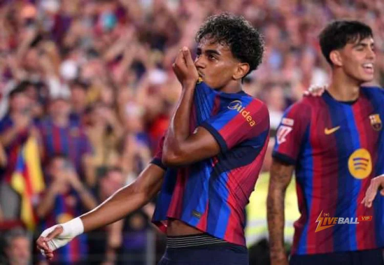 Lamine Yamal đã ngang bằng với kỷ lục 10 năm của Neymar trong chiến thắng của Barcelona trước Feyenoord.