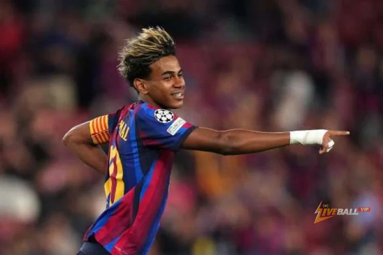 Lamine Yamal đã nhanh chóng chạy về phía băng ghế dự bị của Barcelona sau khi ghi bàn từ quả đá phạt trước Feyenoord.