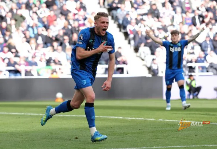 Hậu vệ trái Bournemouth, Adrien Truffert, được gọi vào đội hình mở rộng đầu tiên của Zinédine Zidane cho đội tuyển Pháp.