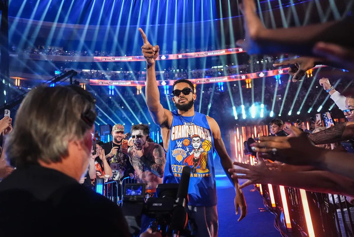 Ngôi sao Knicks tỏa sáng tại sự kiện Saturday Night's Main Event của WWE ở MSG