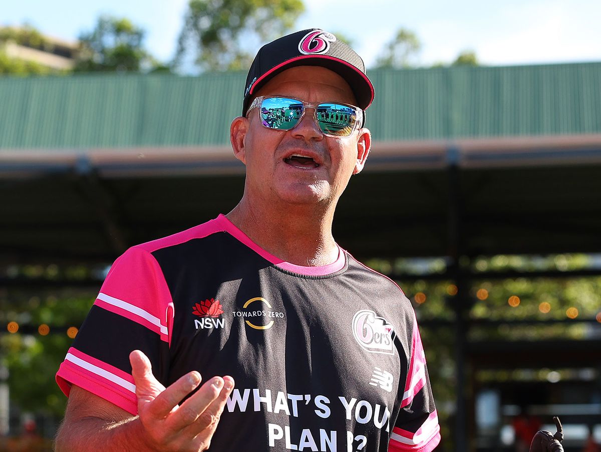 ม็อตต์รับตำแหน่งโค้ชซิดนีย์ ซิกเซอร์สใน BBL, ออกจากตำแหน่ง WBBL