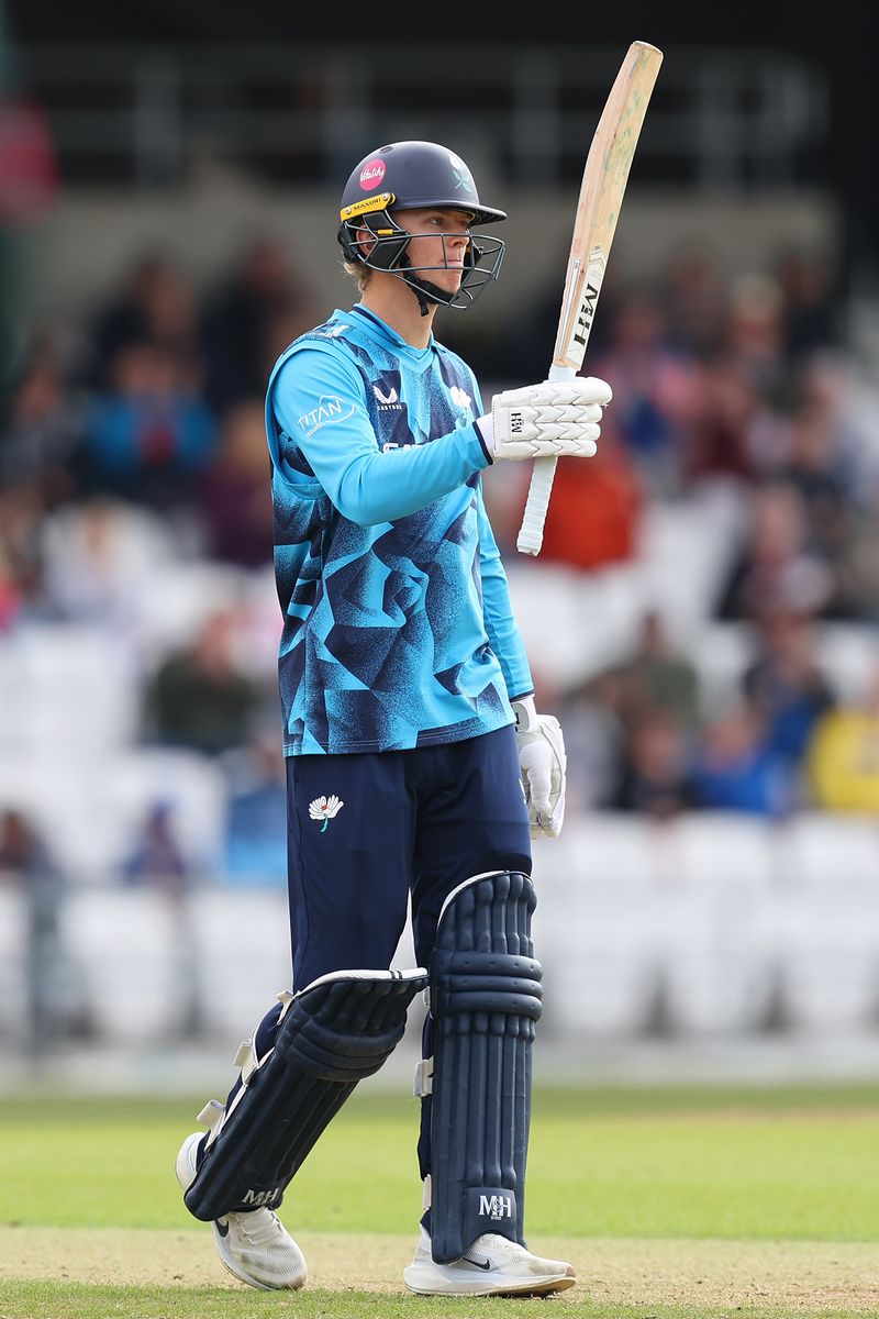 Yorkshire Thống Trị Sussex Nhờ Trận Đánh Trăm Điểm Của Luxton Và Năm Wicket Của Coad