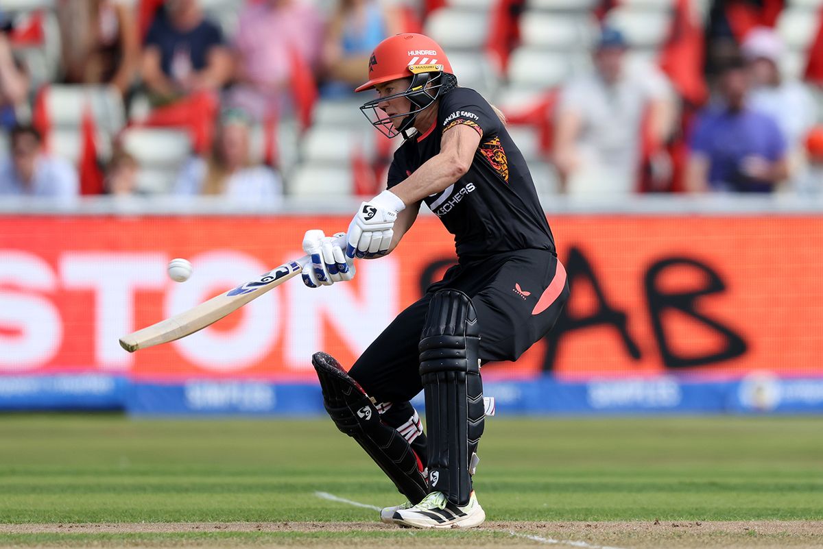 Phong độ của Ellyse Perry giúp Birmingham Phoenix chấm dứt chuỗi trận thua