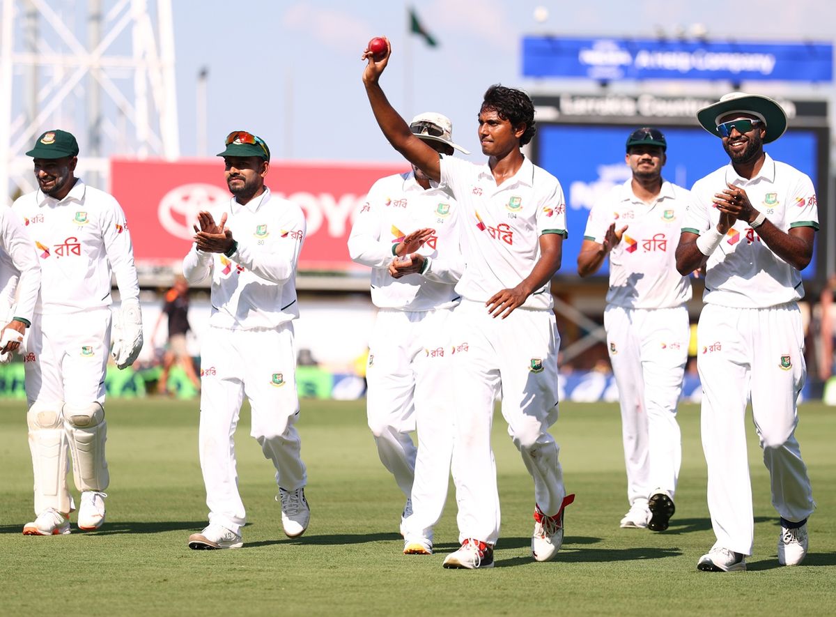 Mahmud tỏa sáng với 6 wickets cho 55 điểm khi Australia gặp khó khăn với 198