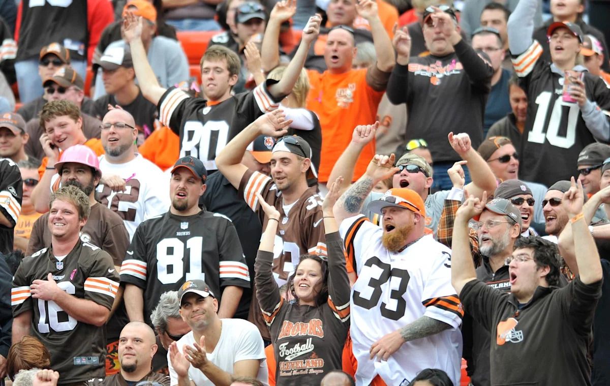 Cổ động viên Cleveland Browns Thể Hiện Niềm Hy Vọng Thấp Cho Mùa Giải Sắp Tới