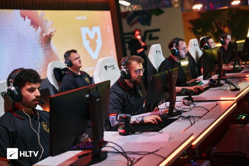 MOUZ tiến vào vòng playoff EWC sau khi đánh bại PARIVISION