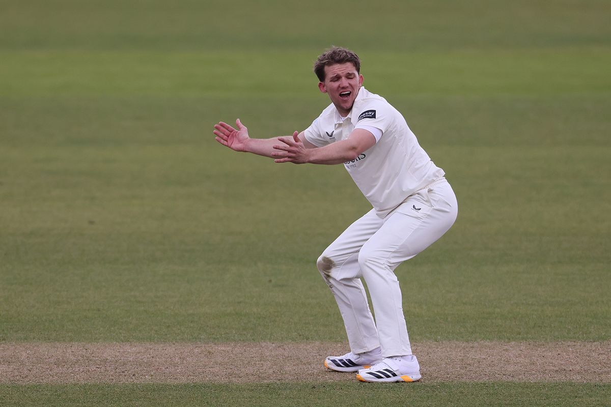 Milnes có năm wickets giúp Kent dẫn trước Middlesex