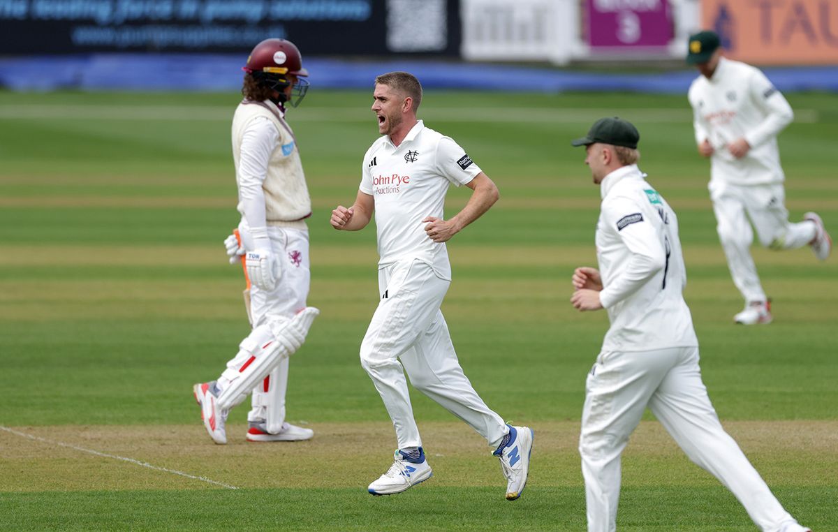 Stone của Nottinghamshire tỏa sáng với sáu wickets trước Surrey