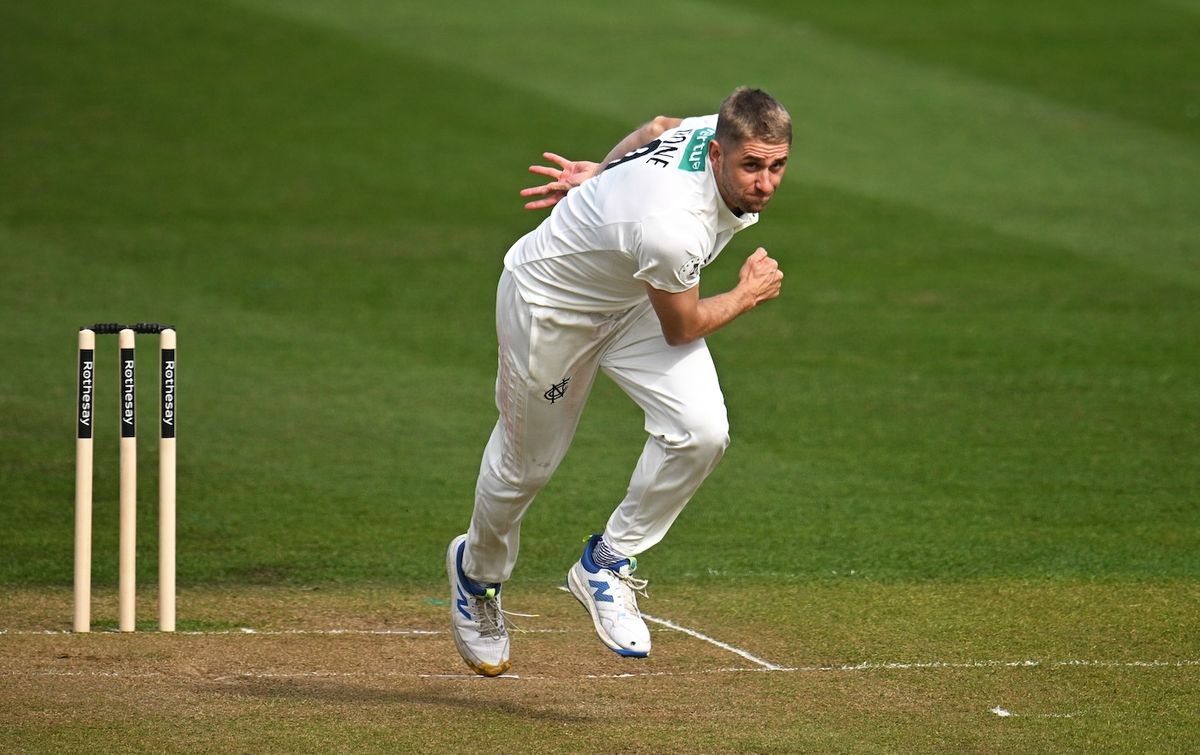 Olly Stone của Nottinghamshire tỏa sáng với cú hat-trick mười wicket trước Surrey