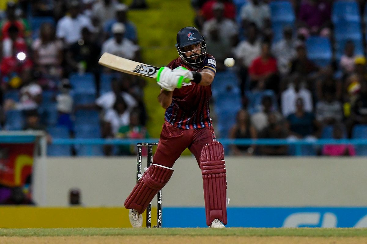 Màn trình diễn bùng nổ của Shadab Khan giúp Falcons vươn lên đỉnh CPL